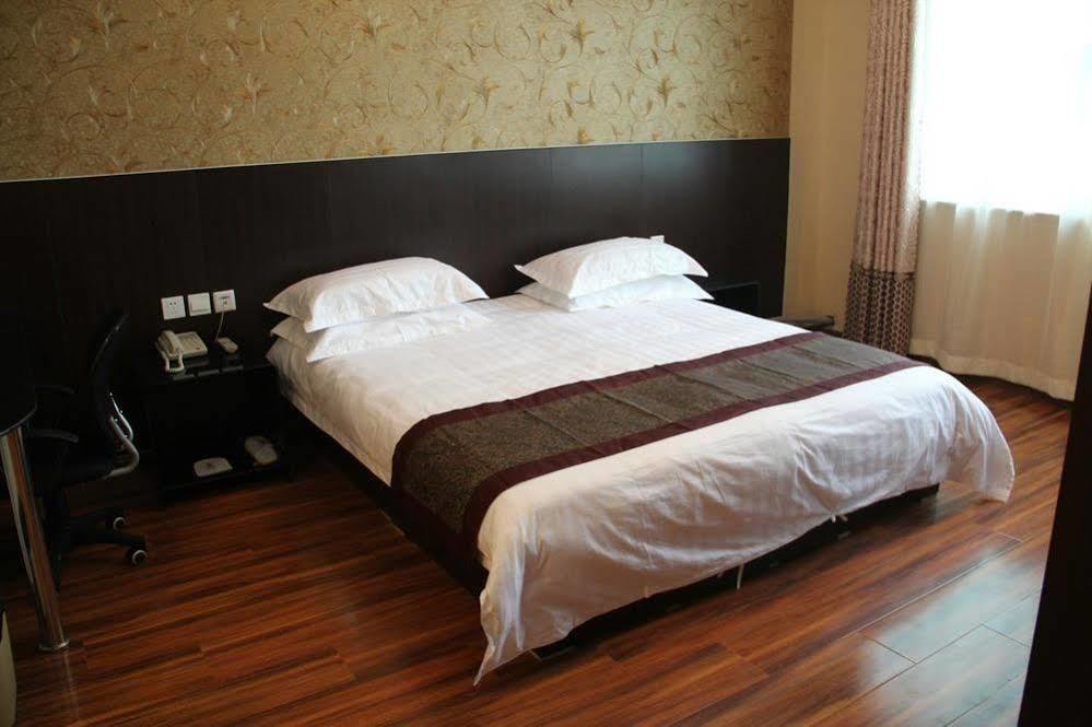 Super 8 Hotel Jinan Exterior photo